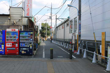 階段を降りそのまま真っ直ぐ小さい道を直進下さい。